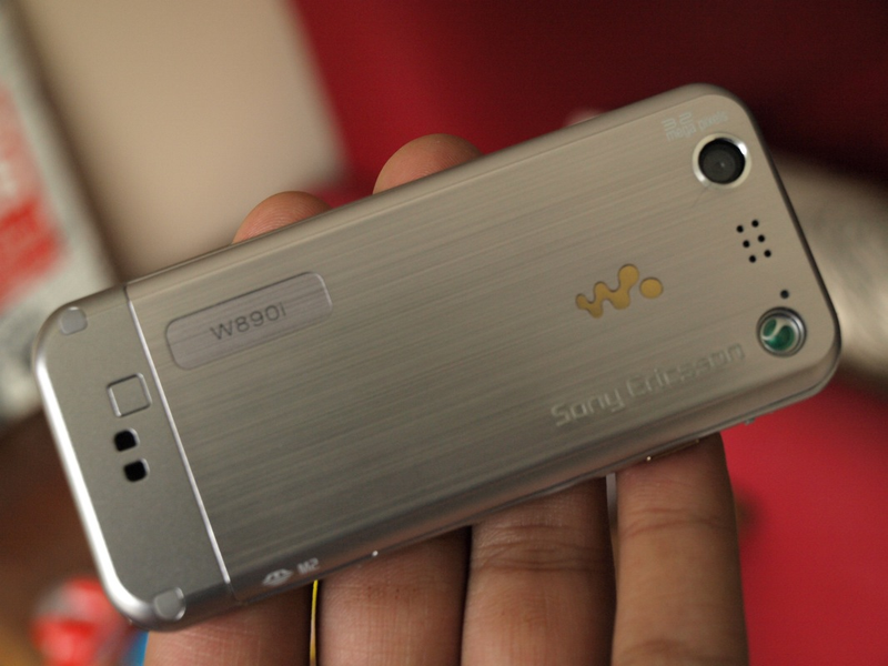 Illustration for article titled Lightning Review: Sony Ericsson W890i Walkman Phone (Great, No Nonsense Candybar Phone)